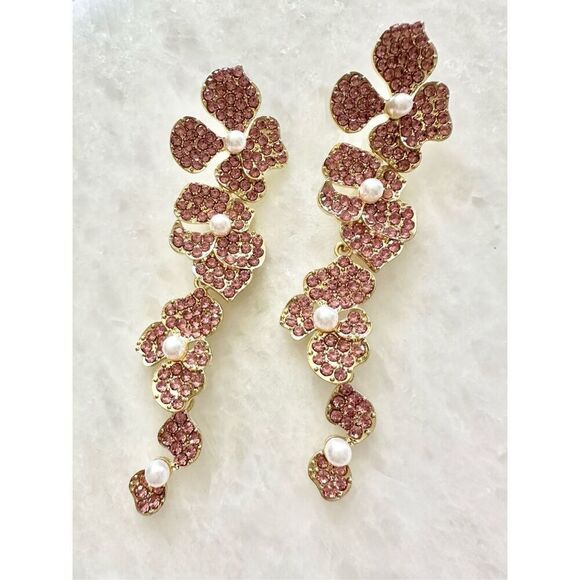 Light pink flower chandelier earrings with pearl details - Picture 2 of 2